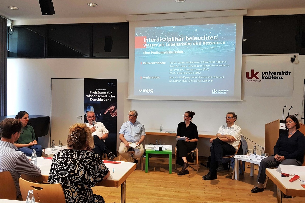 Podiumsdiskussion zum Thema Wasser als Lebensraum und Ressource an der Universität Koblenz