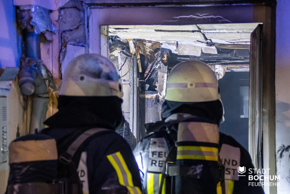 FW-BO: Brand eines Wohncontainers in einer Flüchtlingsunterkunft an der Emil-Weitz-Straße in Bochum-Wattenscheid