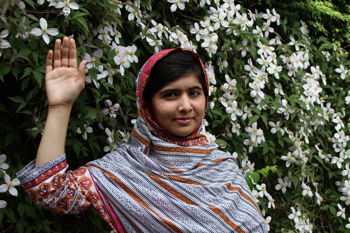 Malala unterstützt Plans Aktion &quot;Raise Your Hand&quot; /      Kinderhilfswerk sammelt am Malala-Tag über 10.000 Hände deutscher Schüler (BILD)