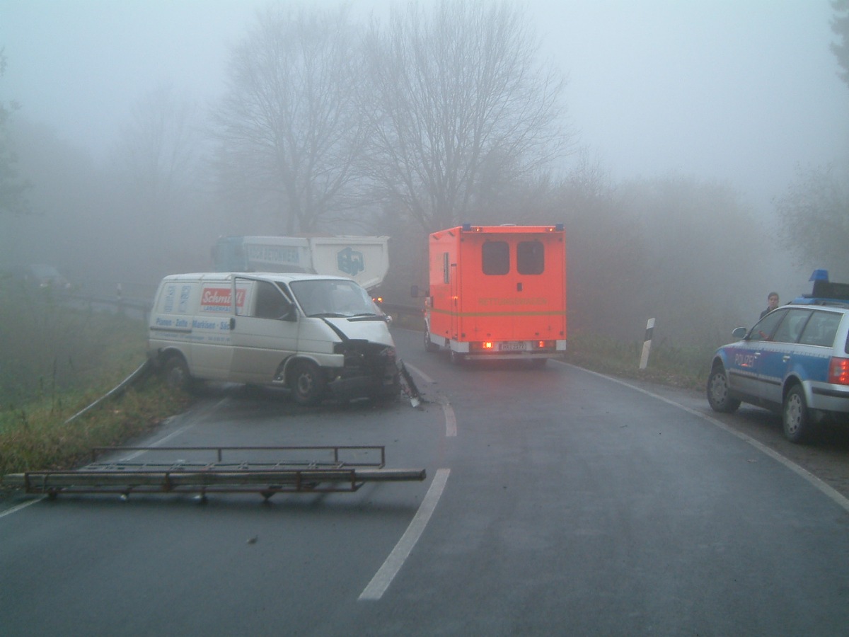 POL-HOL: Zwei Leichtverletzte und Sachschaden in Höhe von ca. 45.000, -- EUR: VW Transporter rammt Sattelzug -Im dichten Nebel ins Schleudern geraten-