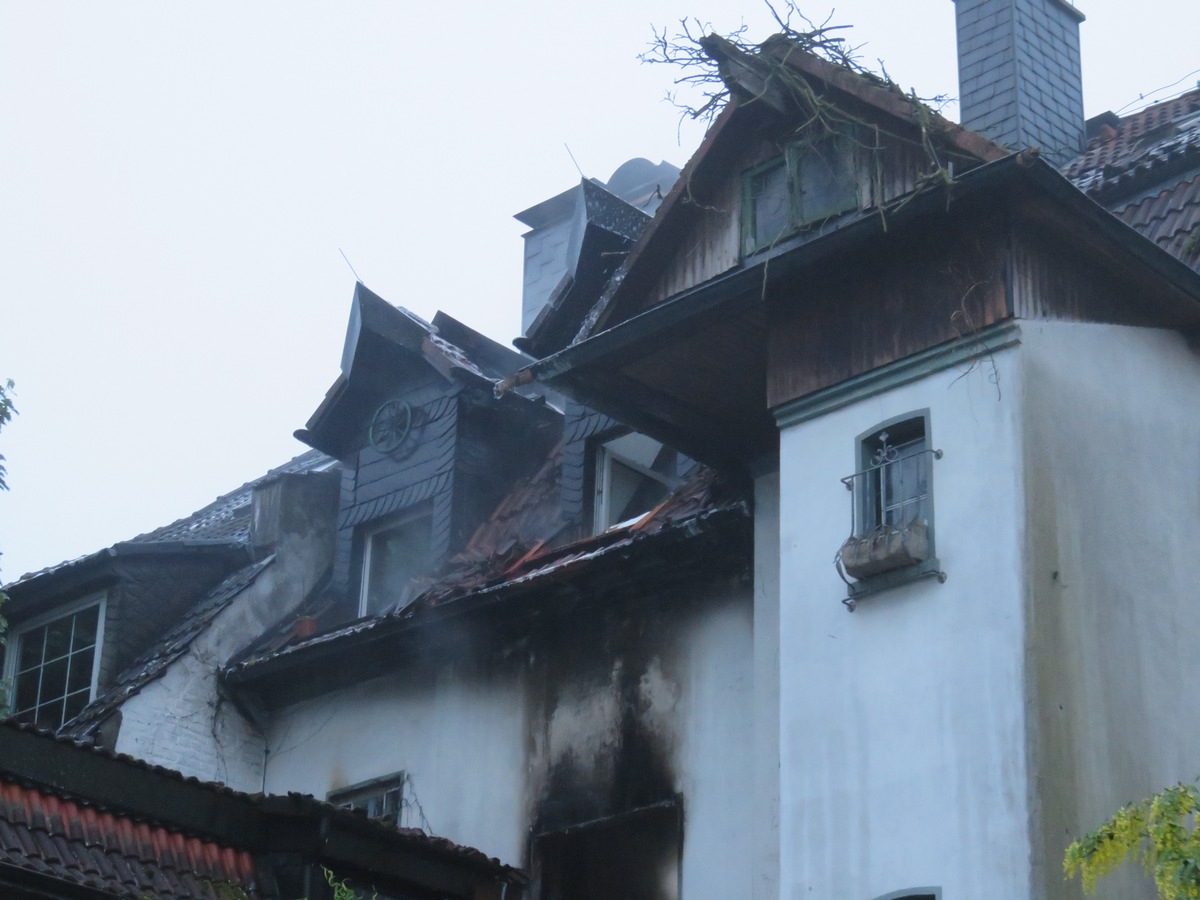 FW-E: Wohnungsbrand in Essen-Frohnhausen, Menschrettung über tragbare Leitern