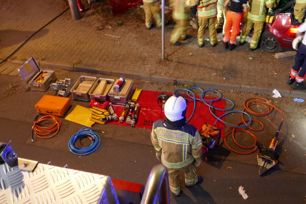 FW Dresden: Mehrere Brände und ein schwerer Verkehrsunfall in der Nacht zum 24. August 2024