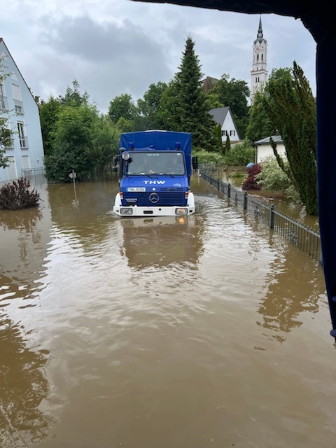 THW Bayern: Hochwasser Bayern: THW evakuiert in den Nachtstunden Bewohnende von Schrobenhausen.