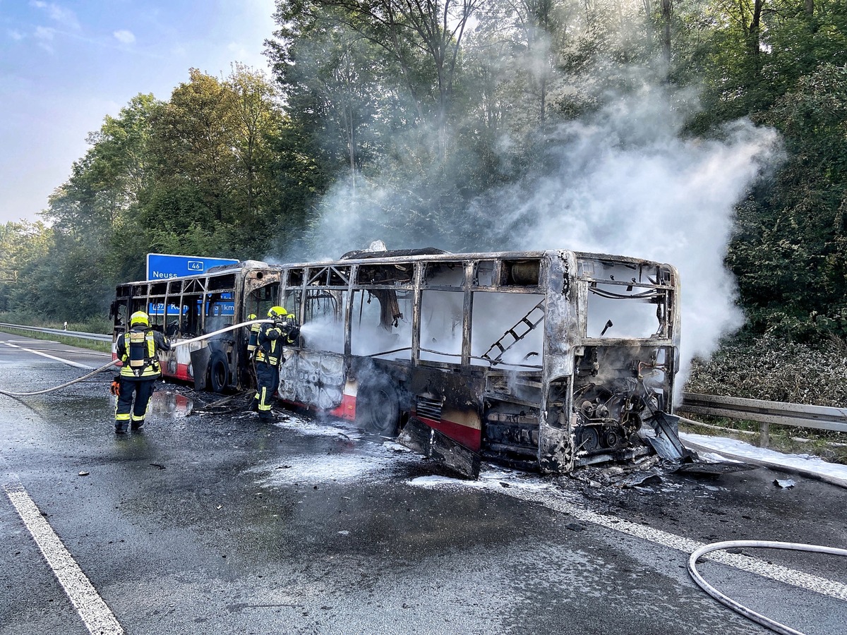 FW-NE: Brannte Gelenkbus auf A46 | Keine Verletzten aber hoher Sachschaden