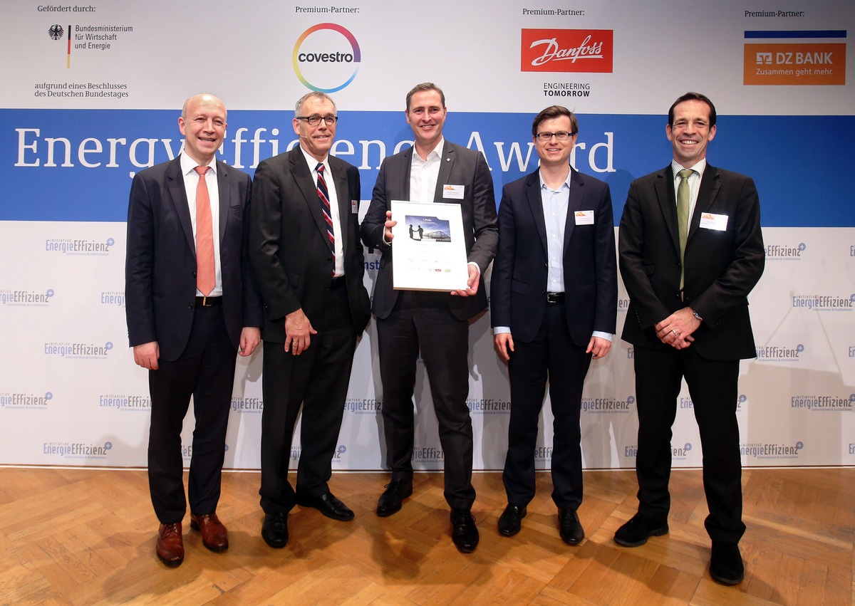 Vorbild in puncto Energieeffizienz: Lidl gewinnt den ersten Preis beim Energy Efficiency Award 2015 / Die Auszeichnung erhält Lidl für seine energieeffiziente Filialgeneration &quot;ECO2LOGISCH&quot; (FOTO)