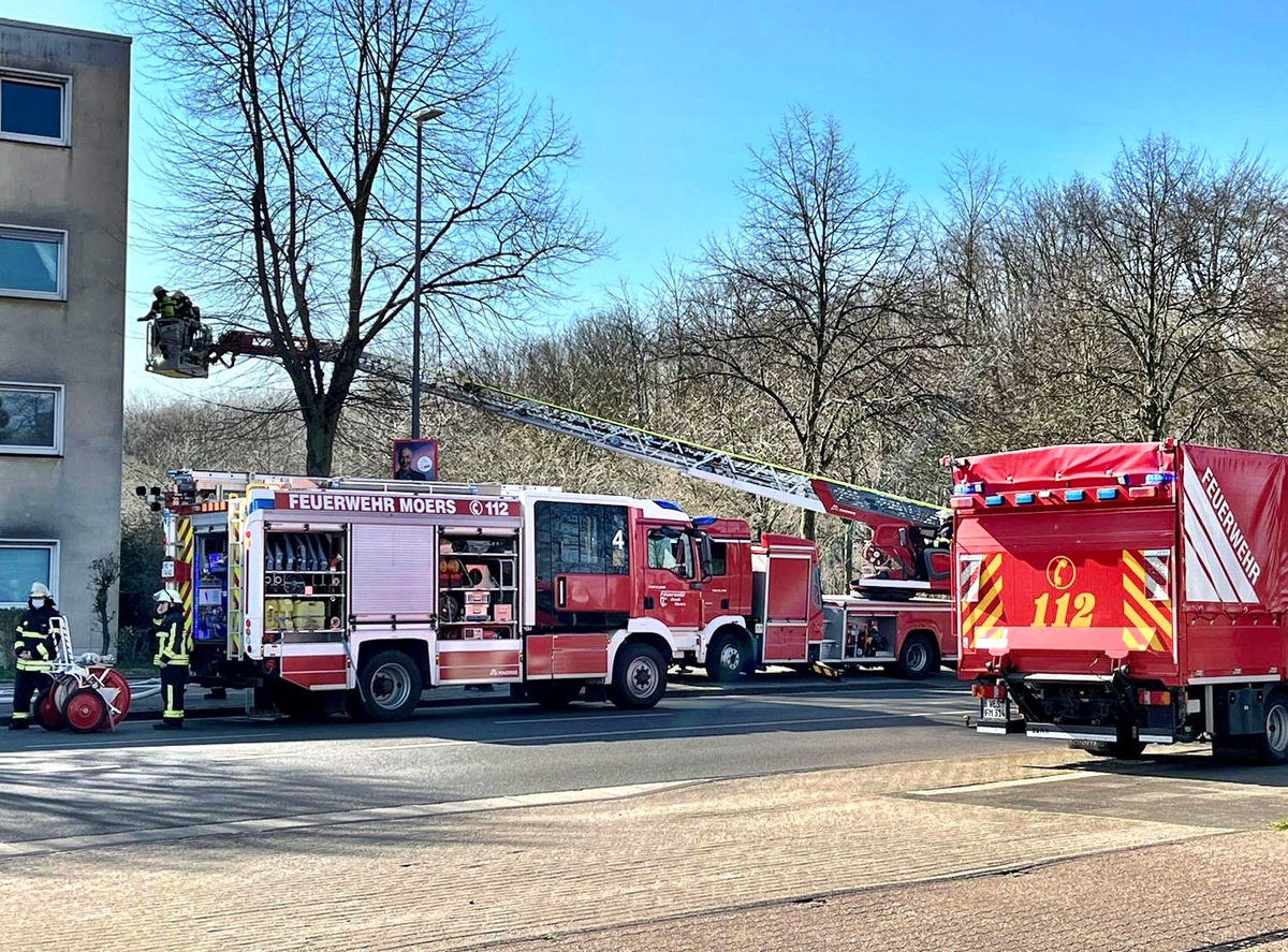 FW Moers: Küchenbrand in Mehrfamilienhaus