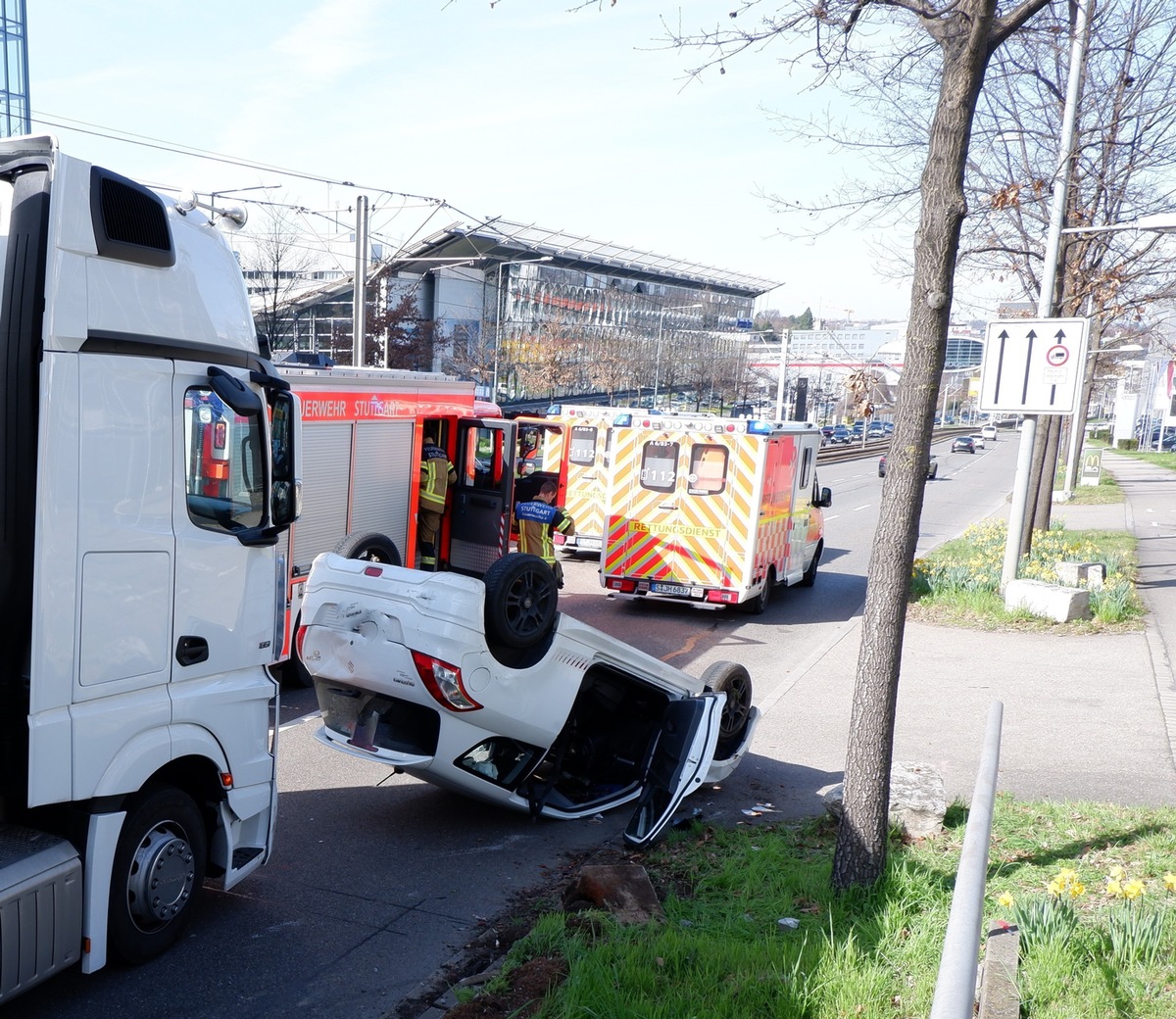 FW Stuttgart: Zwei Verkehrsunfälle mit glimpflichem Ausgang