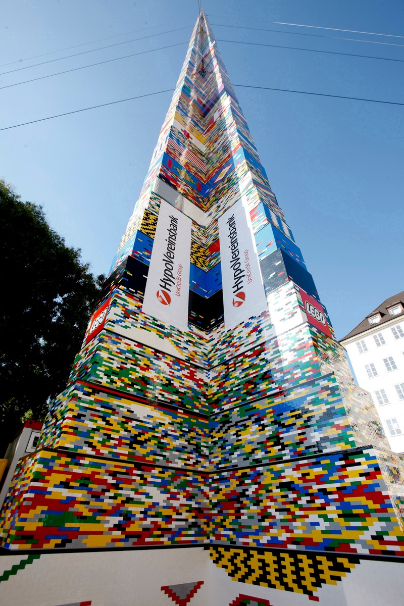 Geschafft! München holt den Weltrekord - Höchster LEGO® Turm der Welt auf dem Münchner Marienhof erbaut (mit Bildmaterial)