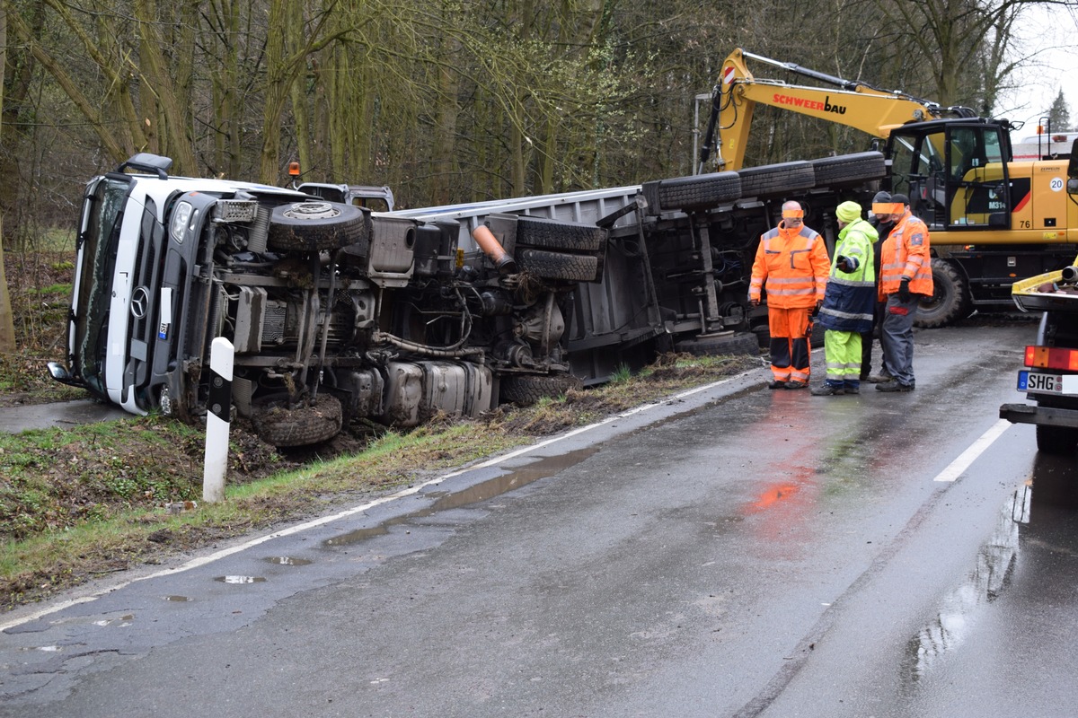 POL-NI: Stadthagen-Schwerer LKW-Unfall - L 372 über Stunden gesperrt