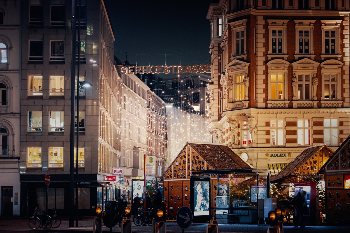 Winterlicher Sternenzauber in Hamburg - erstmals erleuchten funkelnde LED-Kristalle jetzt auch das Nikolai Quartier und das Quartier Gänsemarkt in Hamburg