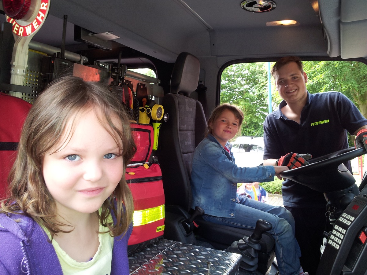 FW-KLE: Feuerwehr klärt Kinder über die Gefahren von Feuer auf /Freiwillige Feuerwehr Bedburg-Hau lädt Vorschulkinder zur Brandschutzerziehung ein und gibt Einblicke in die Feuerwehr-Arbeit