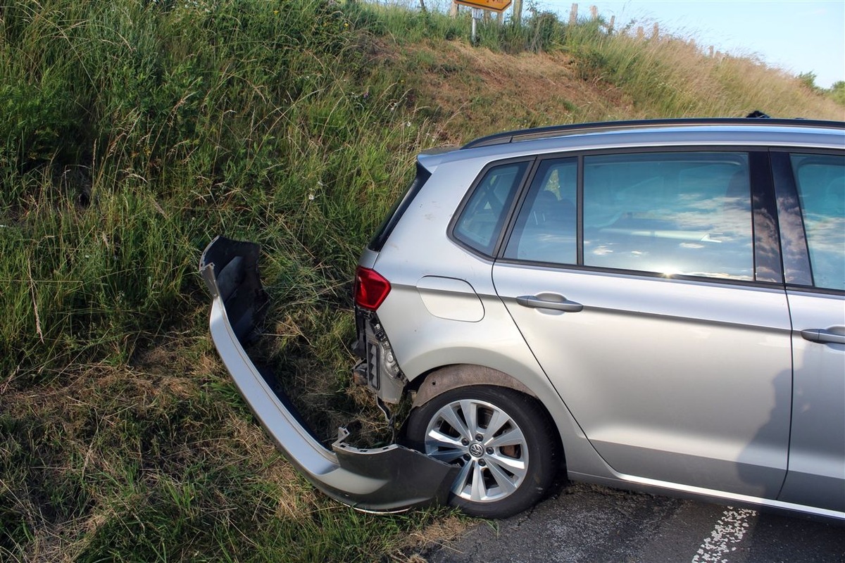 POL-OE: 48-Jährige verursacht Verkehrsunfall