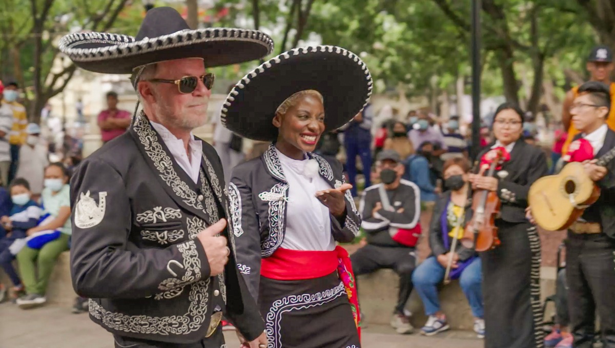 Wer wird &quot;Local Hero&quot; in Mexiko? Auf Nikeata Thompson und Jenke von Wilmsdorff warten am Sonntag landestypische Klänge, schmackhafte Skorpione und ein Sport der Mayas