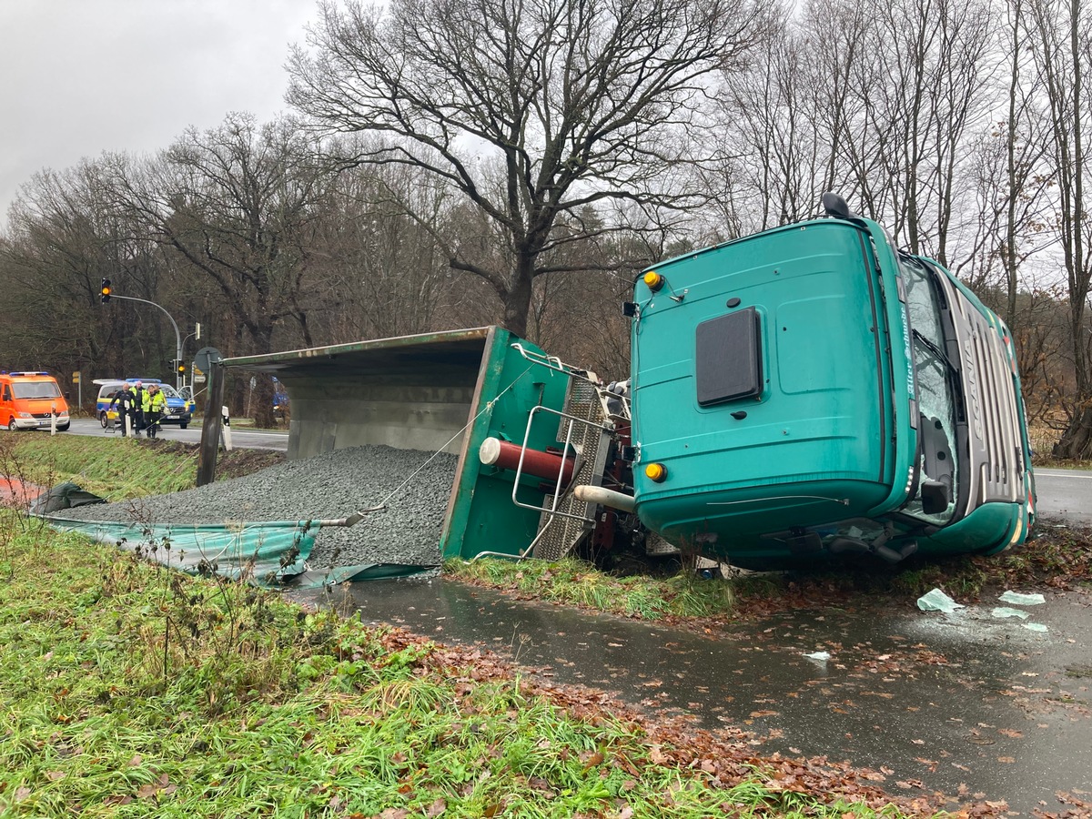 FW-PI: Groß Offenseth-Aspern: LKW kippt in den Graben / Unfall endet glimpflich