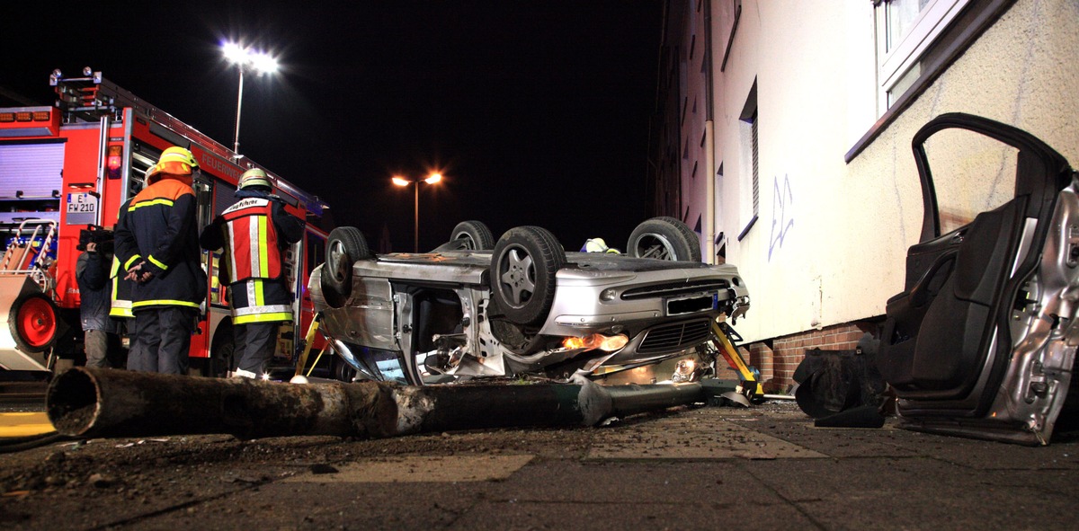 FW-E: Verkehrsunfall in Essen-Frohnhausen, Mercedes Kombi liegt auf Dach, Fahrerin eingeschlossen