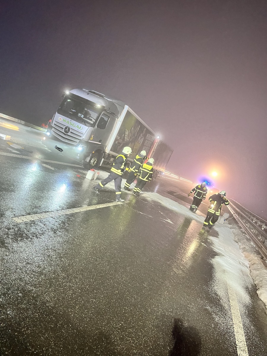 POL-PDPS: Nach Verkehrsunfall läuft größere Menge Diesel aus