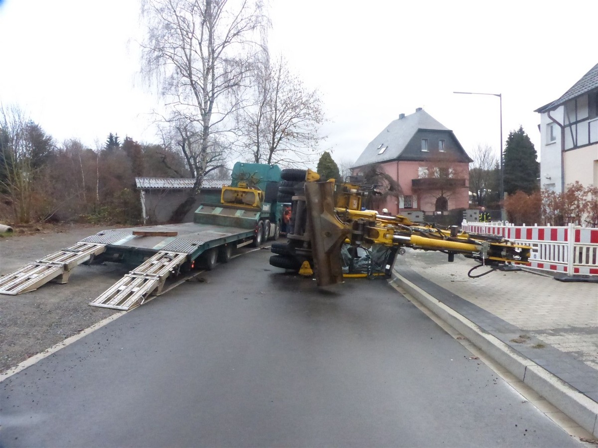 POL-GM: 041218-97: Radlader kippt von Tieflader