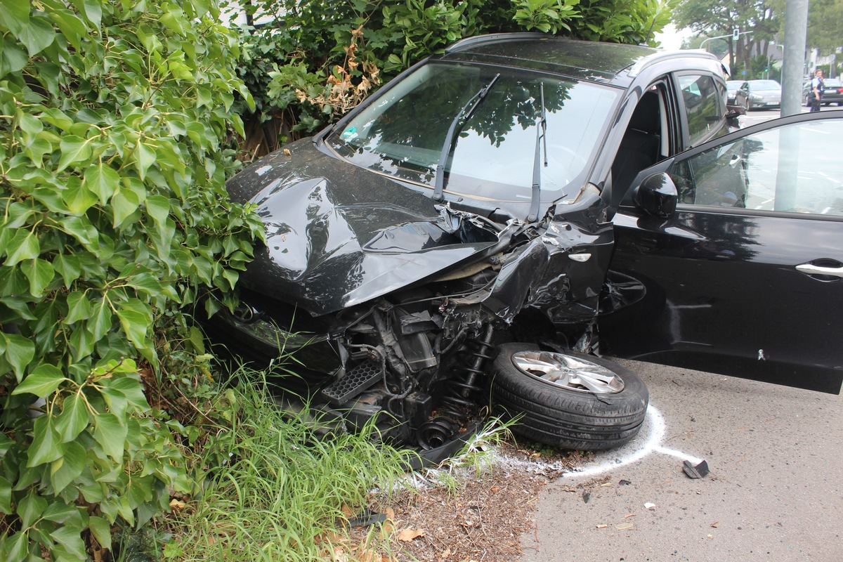 POL-ME: Unbekannter Lkw-Fahrer flüchtet nach schwerem Unfall - Langenfeld - 2207050