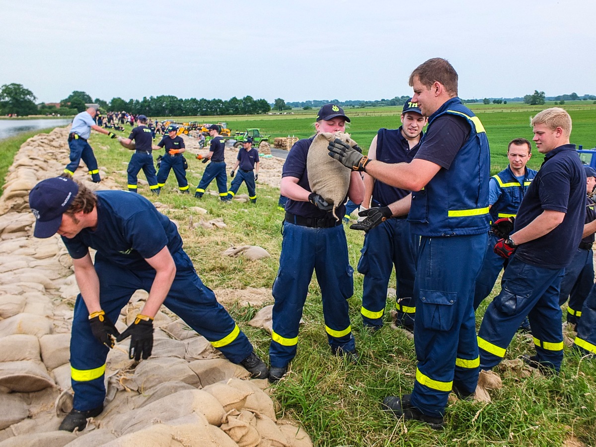 THW HB-NDS: Zehnter Jahrestag Elbehochwasser 2013: THW-Einsatzkräfte aus dem Landesverband Bremen, Niedersachsen kämpfen an der Elbe gegen die Fluten