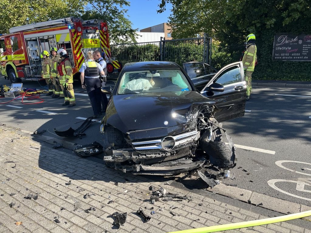 FW Ratingen: Schwerer Verkehrsunfall, 2 Personen verletzt