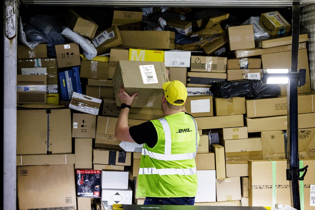 PM: DHL: Mehr als 60.000 Hilfspakete in die Ukraine befördert / PR: DHL: More than 60,000 care packages shipped to Ukraine