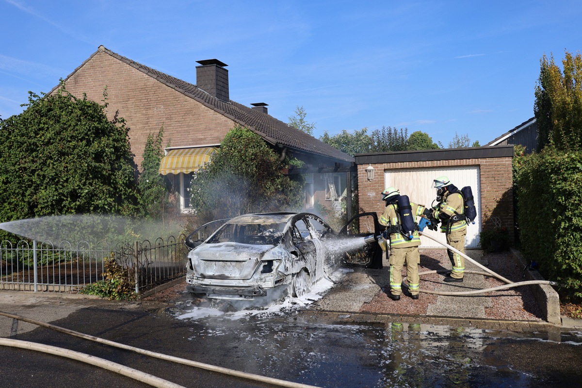 FW-KLE: Fahrzeugbrand drohte auf Wohnhaus überzugreifen