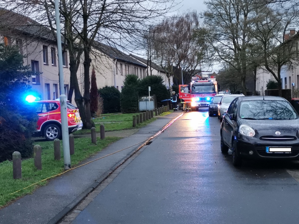 FW Dinslaken: Arbeitsreicher Sonntag für die Feuerwehr