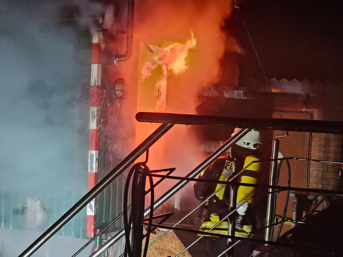 FFW Fredenbeck: Umgebauter Bauwagen brennt komplett aus / Ausbreitung auf Wohngebäude verhindert