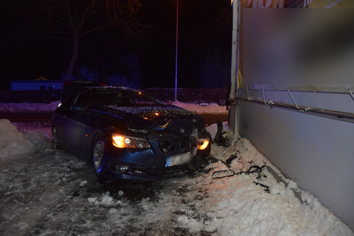 POL-HF: Glätteunfall - Auto gegen Hauswand geprallt