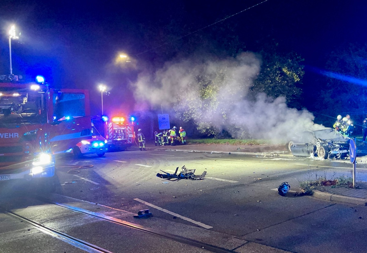 FW-BO: Verkehrsunfall in Wattenscheid - PKW fängt Feuer, eine Person verletzt