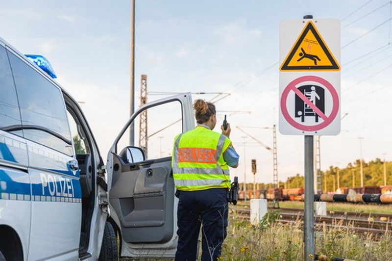 Bundespolizeidirektion München: Mit dem Tretroller über die Gleise / Bahnverkehr vorrübergehend lahmgelegt