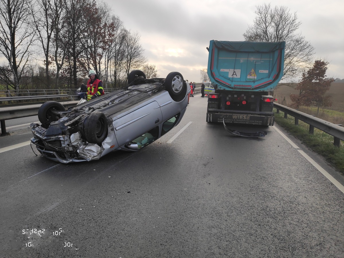 POL-LG: ++ Pkw überschlägt sich - Bundesstraße 4 voll gesperrt ++ Diesel-/ Kraftstoffdieb(e) auf frischer Tat ertappt - Festnahme ++ 15.000 Euro Sachschaden nach Kollision ++ &quot;durstiger Ladendieb&quot; ++