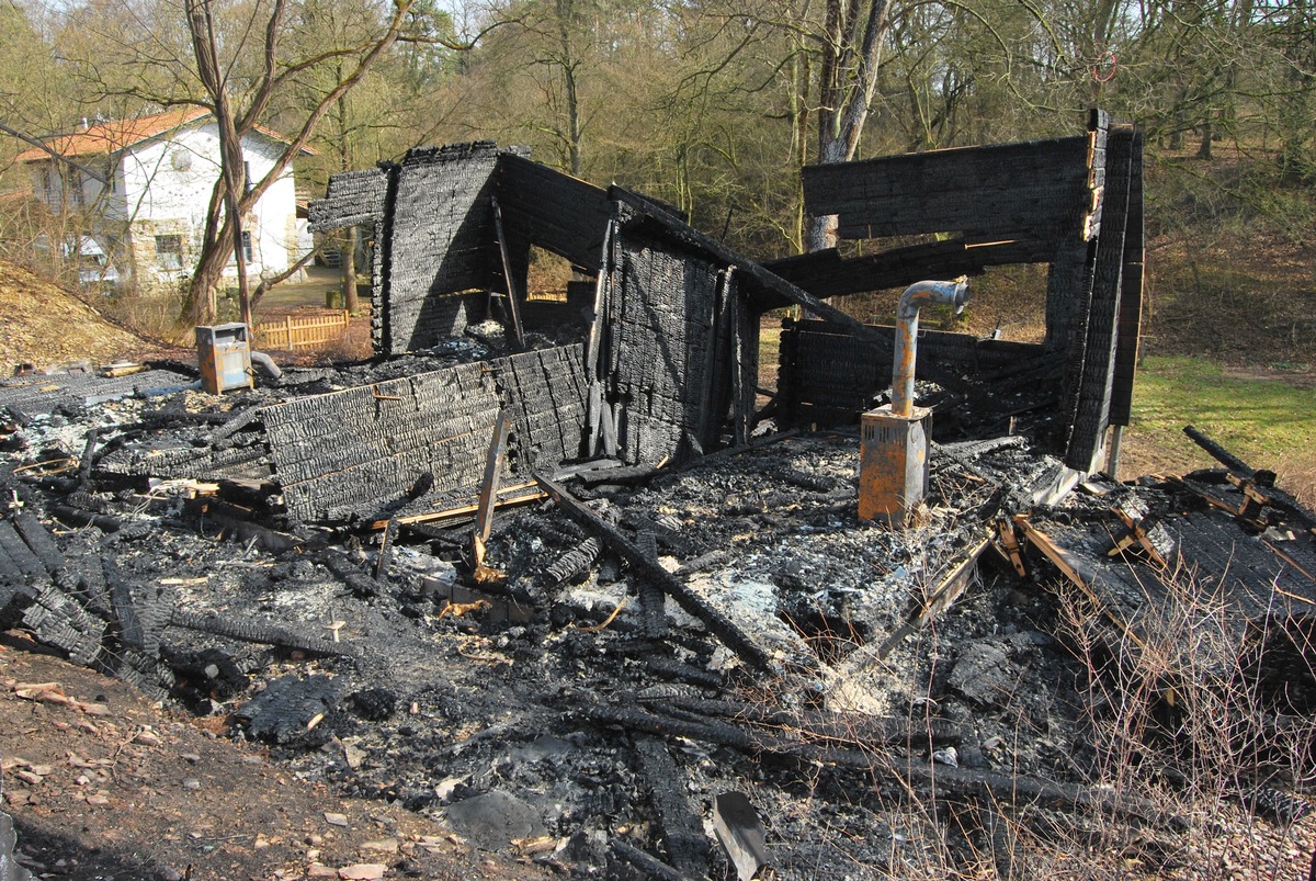 POL-HI: Es war Brandstiftung  Die Polizei bittet um Hinweise