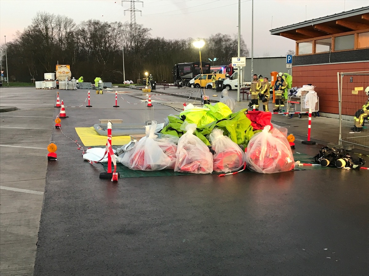 FW-BOT: Erstmeldung: Langwieriger Gefahrguteinsatz der Feuerwehr Bottrop