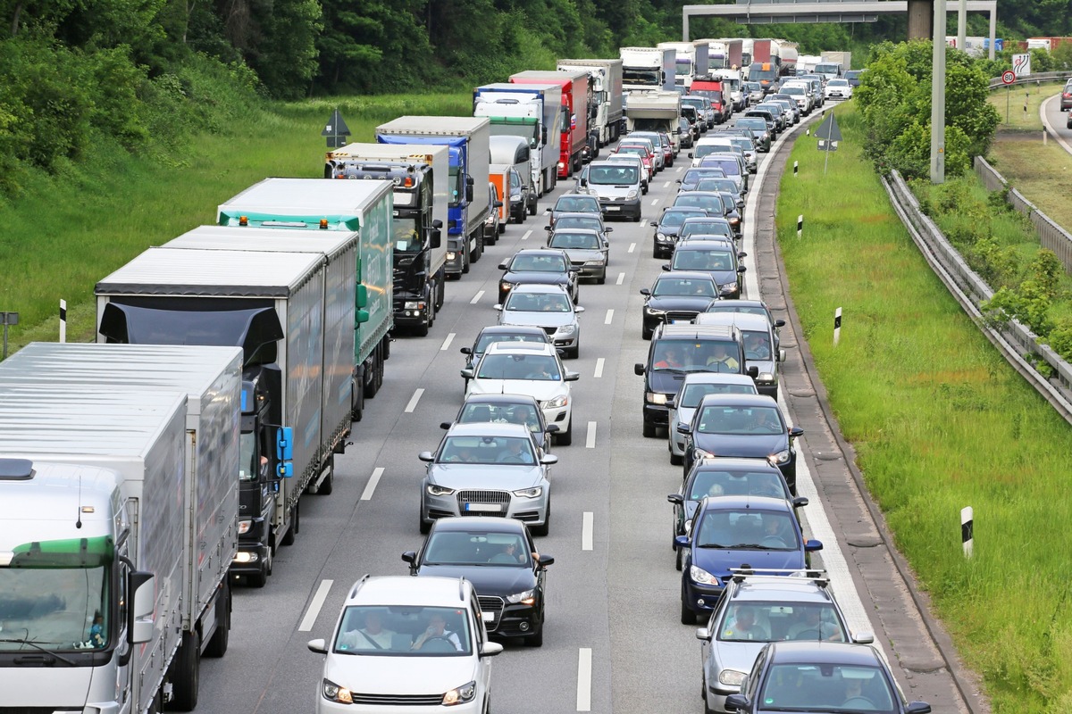 Dos and Don&#039;ts im Stau auf der Autobahn / 83 Prozent der Deutschen stecken regelmäßig im Stau fest