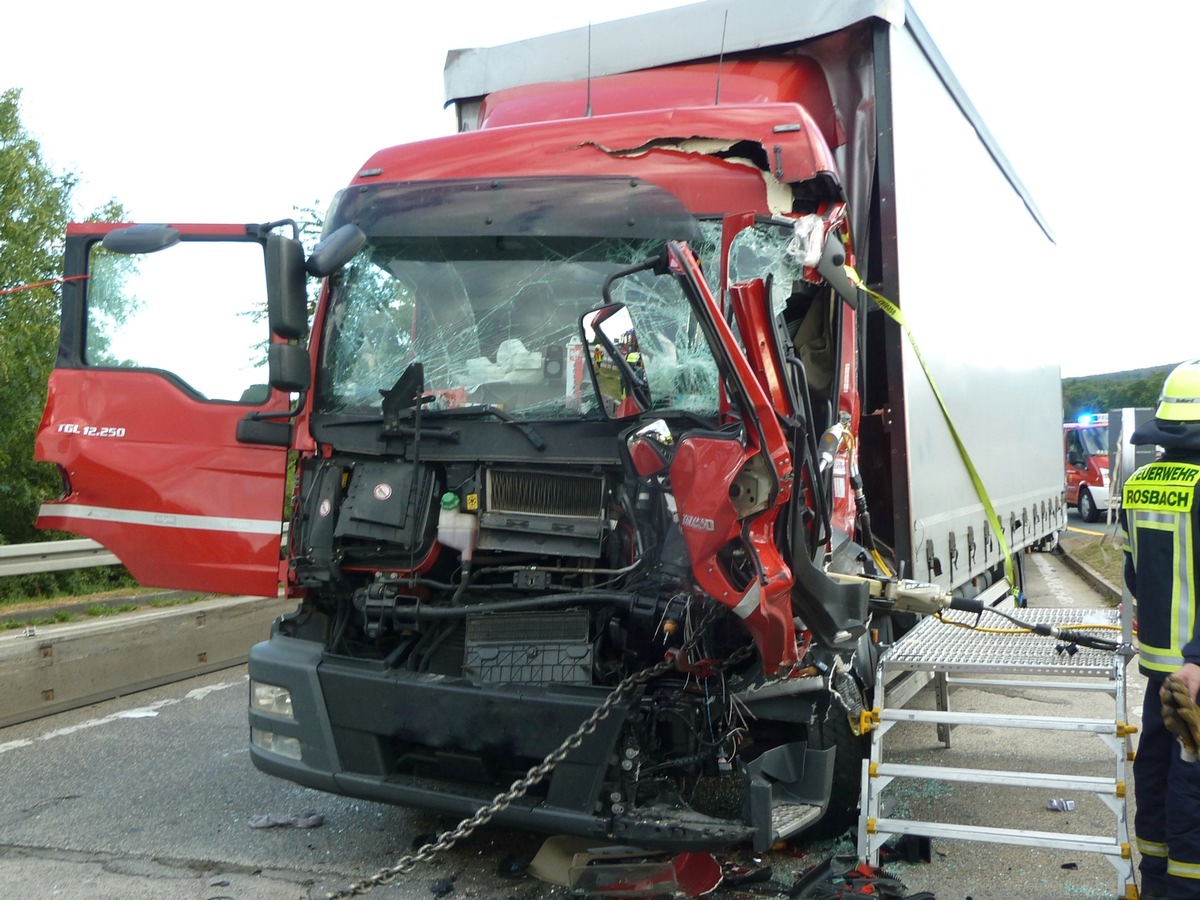 POL-WE: A5: Aufgefahren und eingeklemmt - LKW-Unfall bei Ober-Mörlen