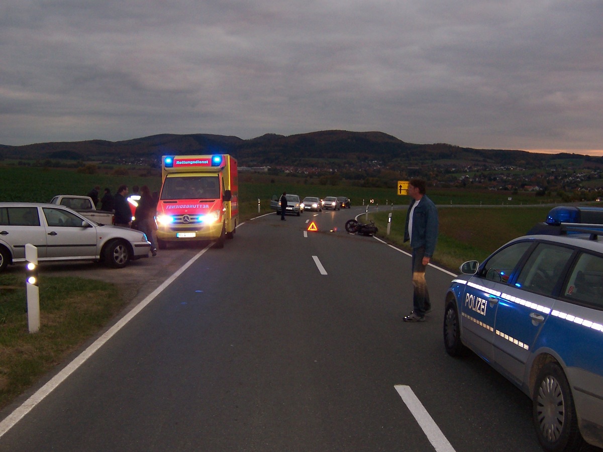 POL-HOL: B 240 Scharfoldendorf - Ith: 30jähriger Kradfahrer schwer verletzt - Nach rechts von der Fahrbahn abgekommen -