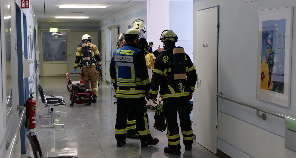 FW-DO: ABC-Einsatz im Klinikum - Defekter Kühlschrank sorgt für Stationsräumung