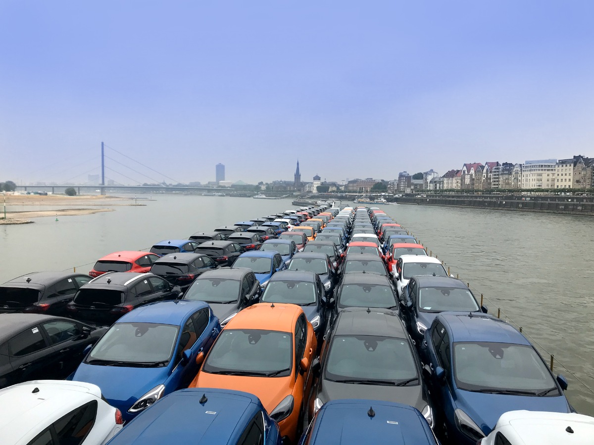 Trotz historischem Niedrigwasser im Rhein: Ford-Transportschiffe fahren weiter Seehäfen an