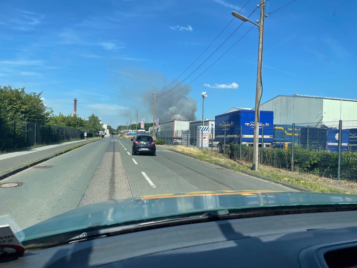 FW Ratingen: Grosses Feld in Vollbrand - Großeinsatz für die Feuerwehr Ratingen