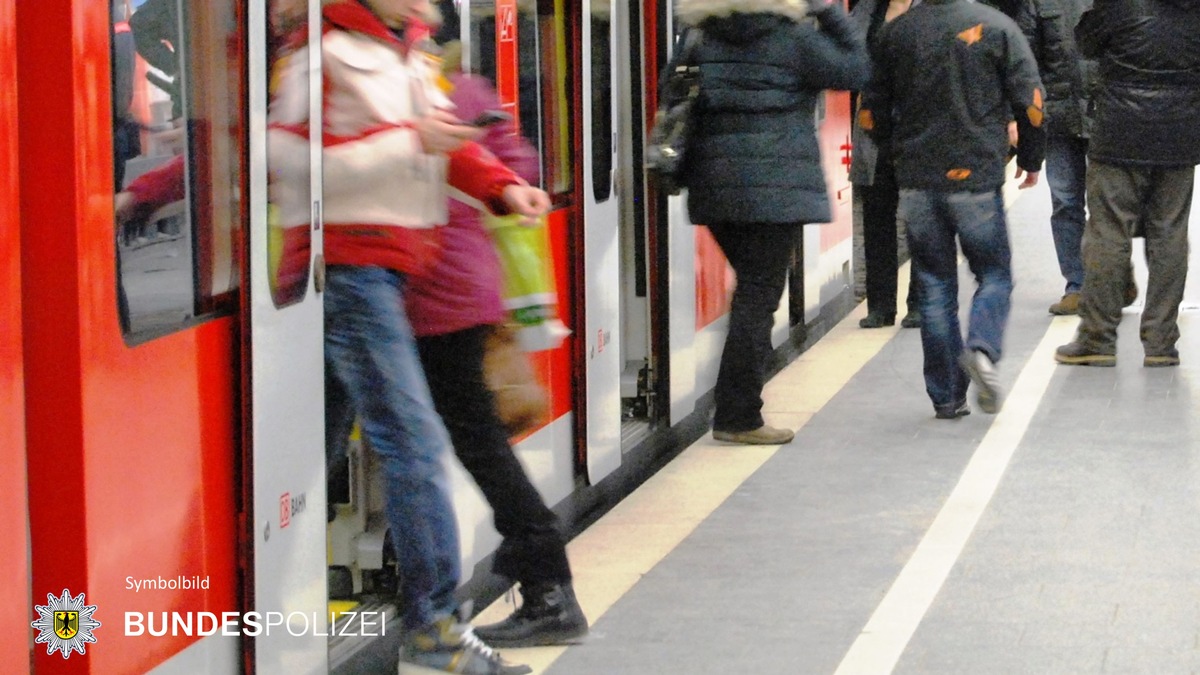 Bundespolizeidirektion München: Nach Gleissturz unverletzt - 
11-Jähriger spielte mit Handy