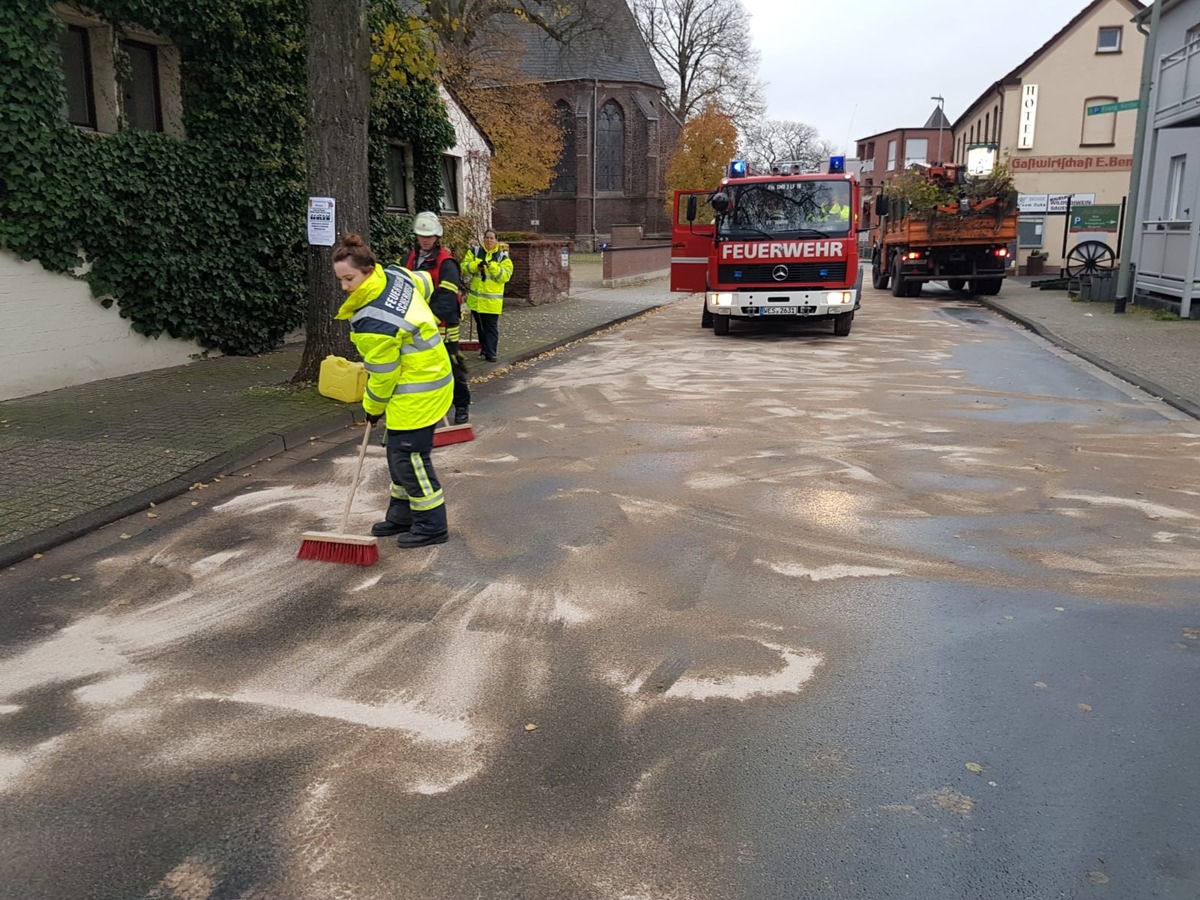 FW-Schermbeck: Sperrung der Kirchstraße durch Ölspur