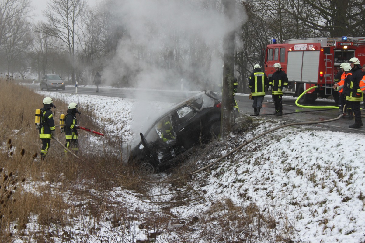 POL-HX: Fahrerin bei Unfall verletzt, PKW fängt Feuer