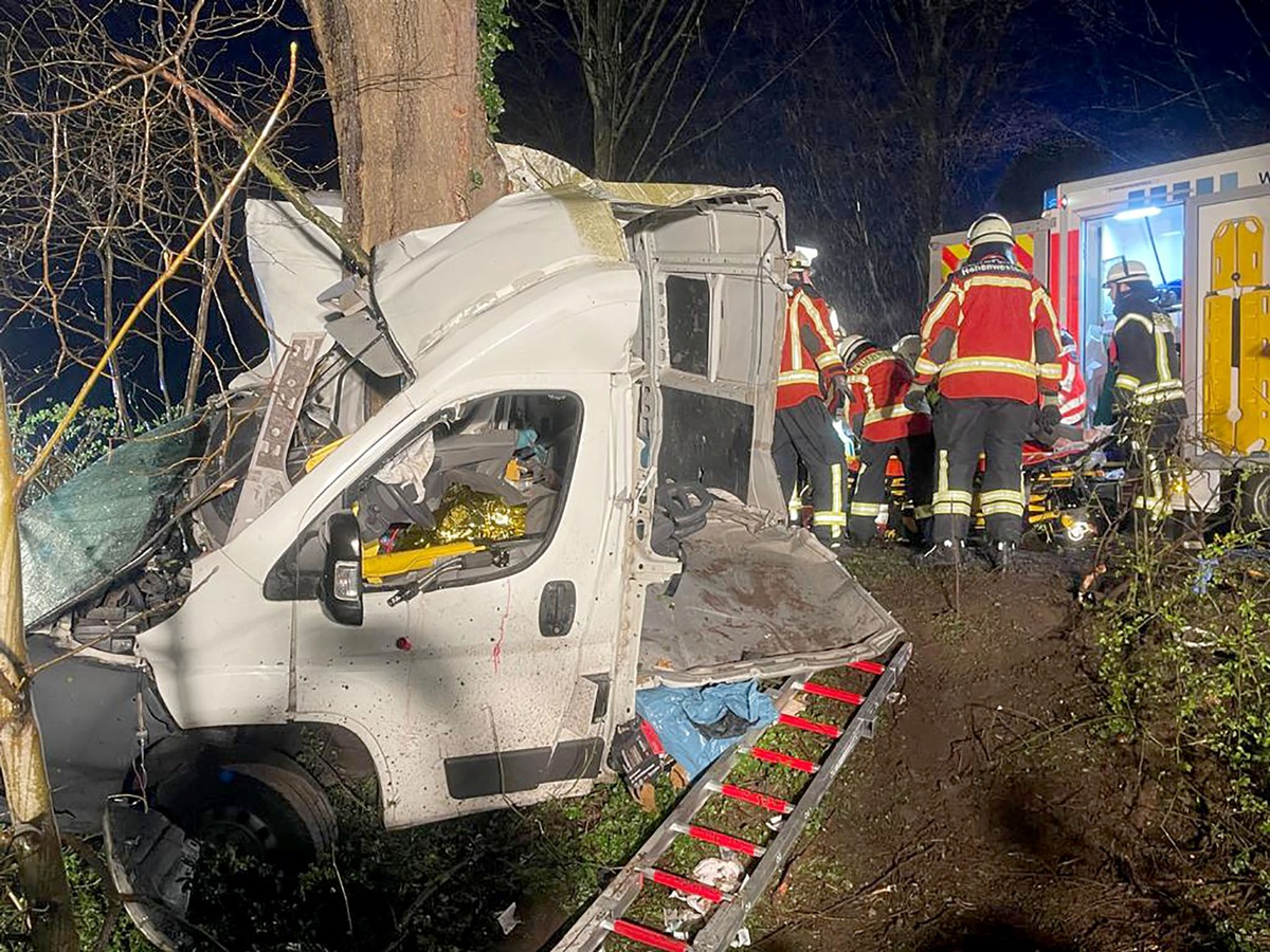 FW-RD: Fahrer nach Zusammenprall eingeklemmt - Rettung unter erschwerten Bedingungen