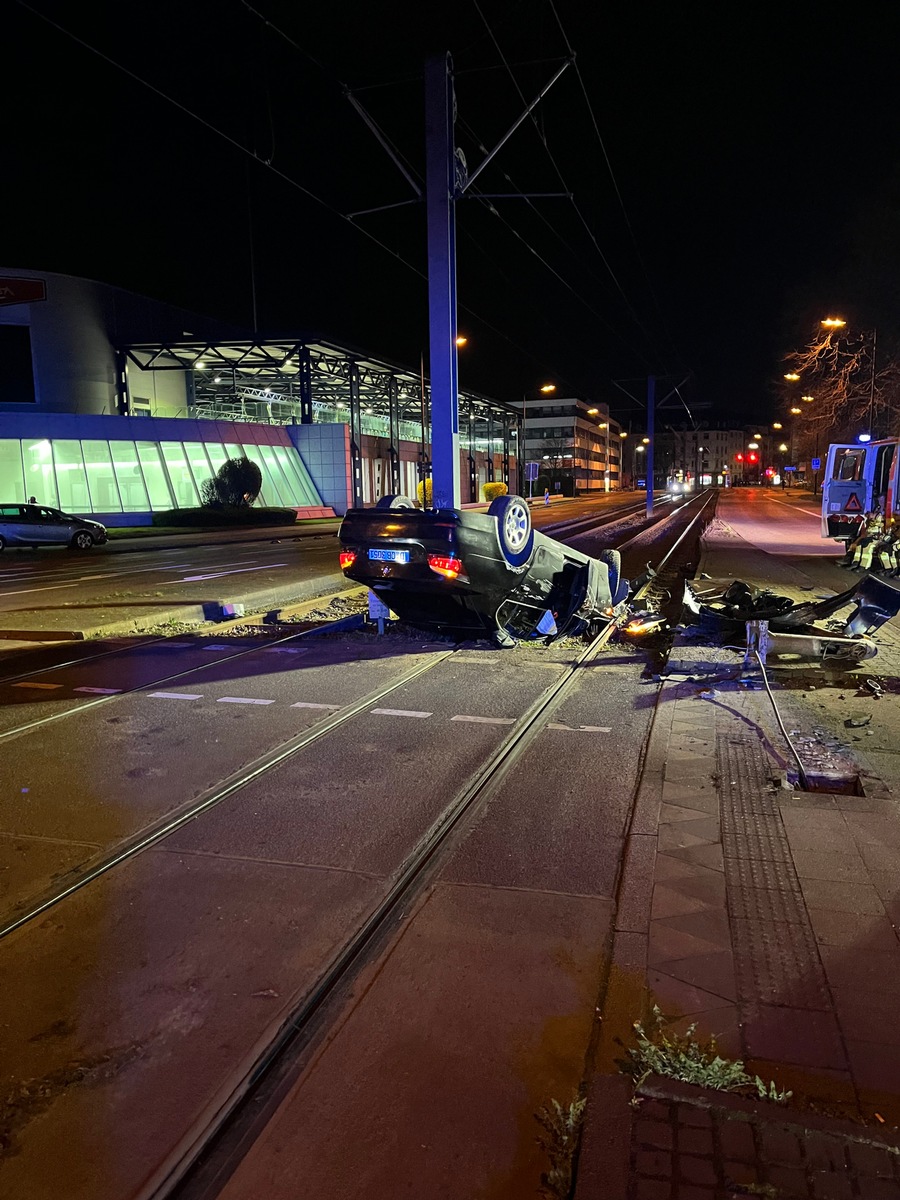 POL-D: Einsatz der Zivilfahnder - Professionelle Fahrraddiebe in Oberkassel aufgespürt - Verfolgung - Spektakulärer Verkehrsunfall in Bilk