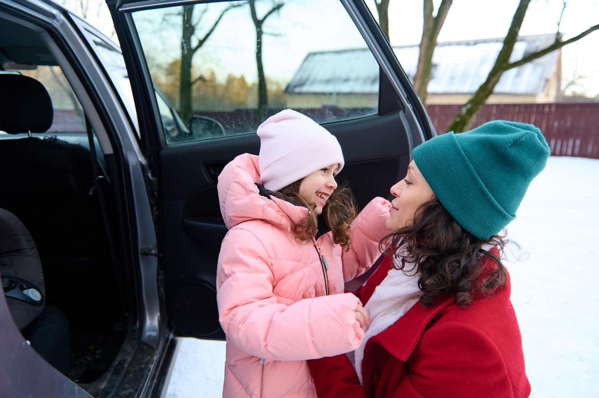 ACV Tipps: Mit dieser Winterkleidung reisen Kinder sicher im Auto