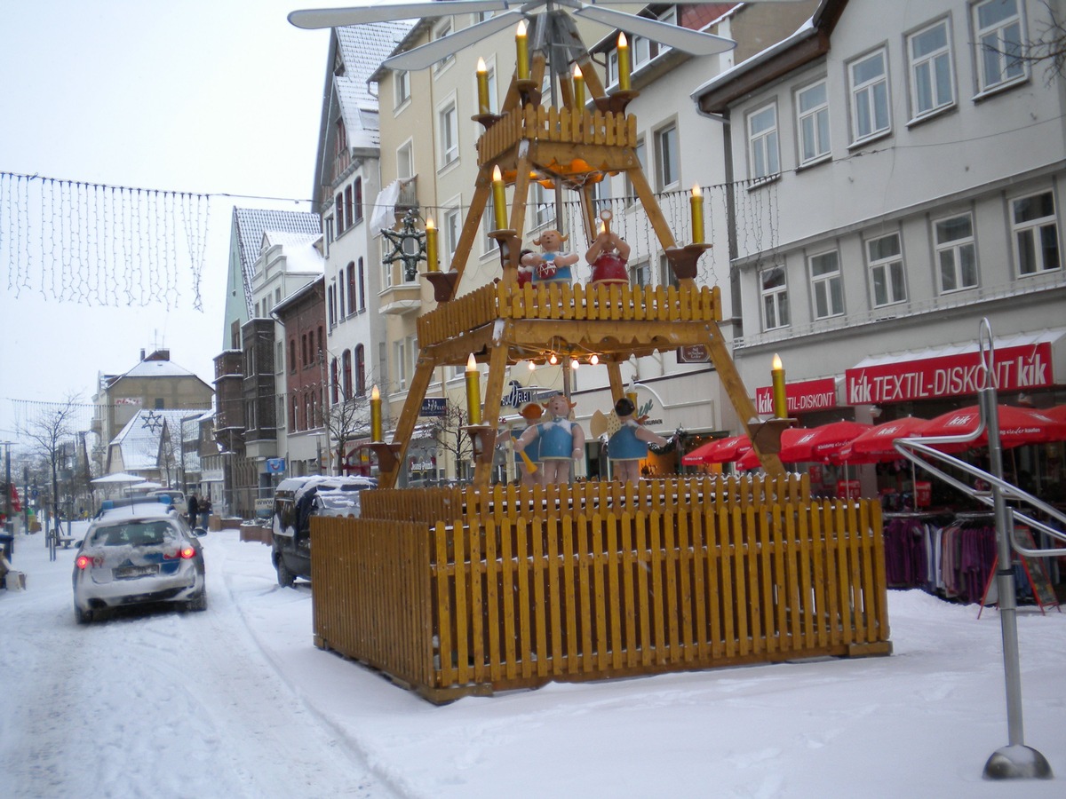 POL-HOL: Holzminden - Innenstadt: Von Weihnachtspyramide zwei Engel gestohlen - Mutwillig aus Sockel gerissen -