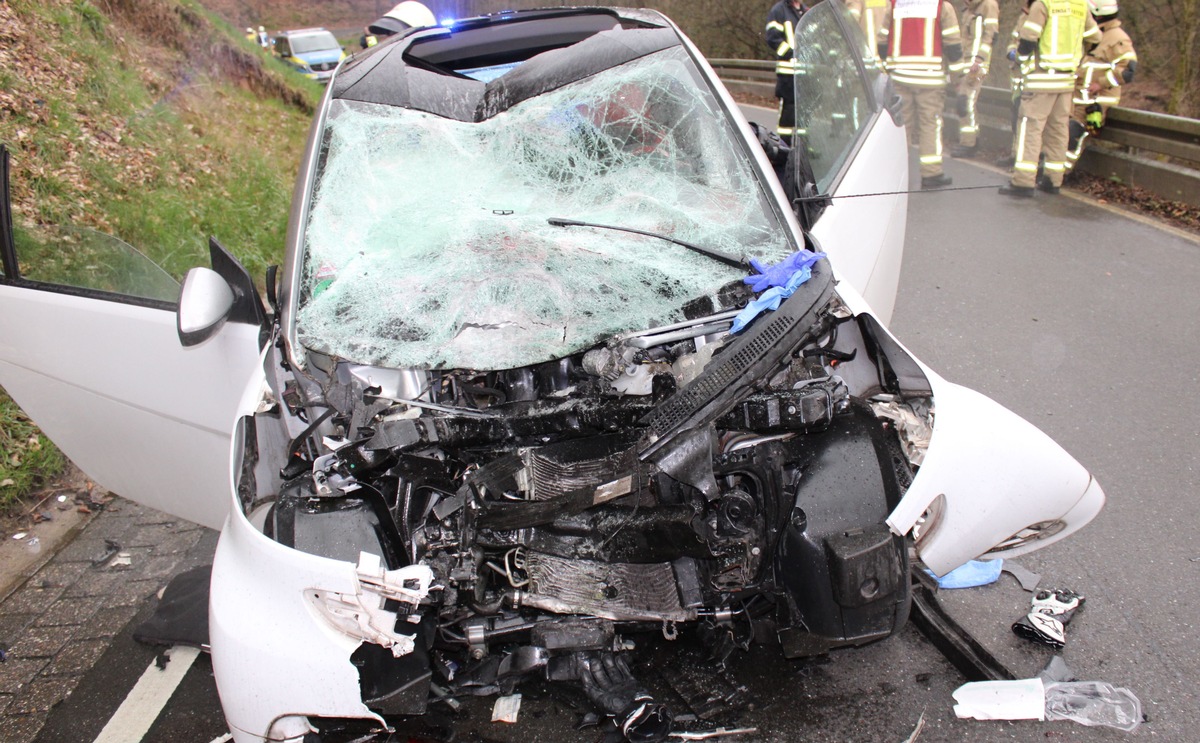 POL-RBK: Burscheid - Lebensgefährlich verletzt nach Frontalzusammenstoß