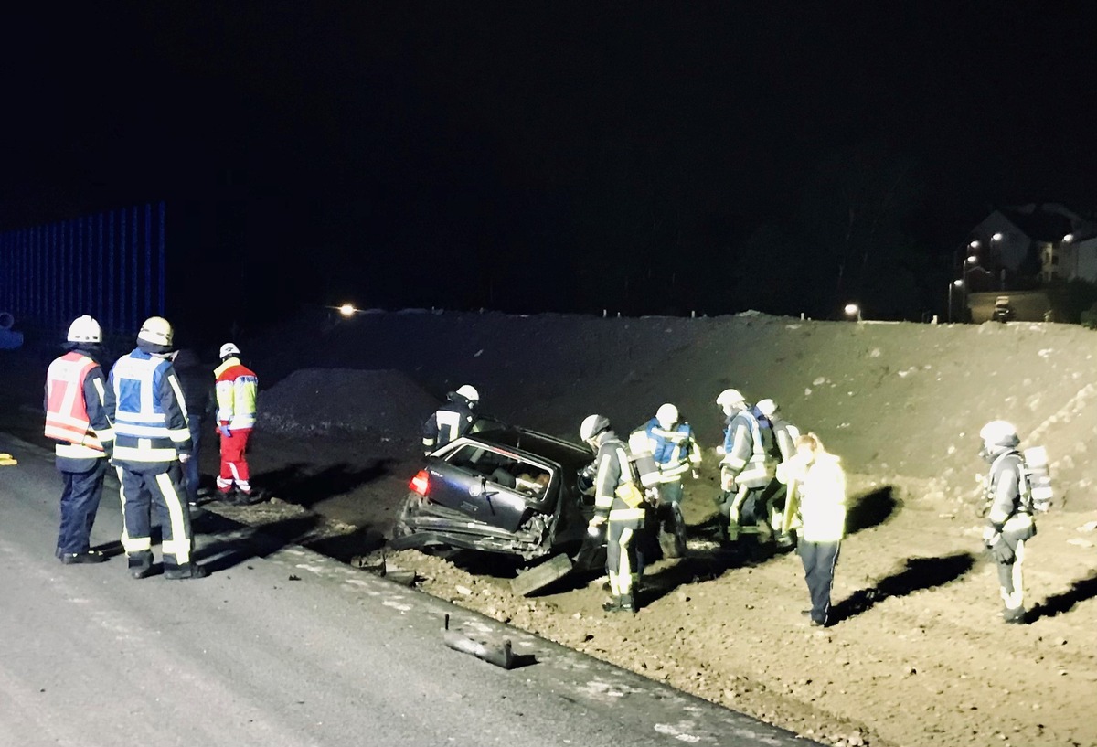 FW-BO: Pkw überschlägt sich auf der A448