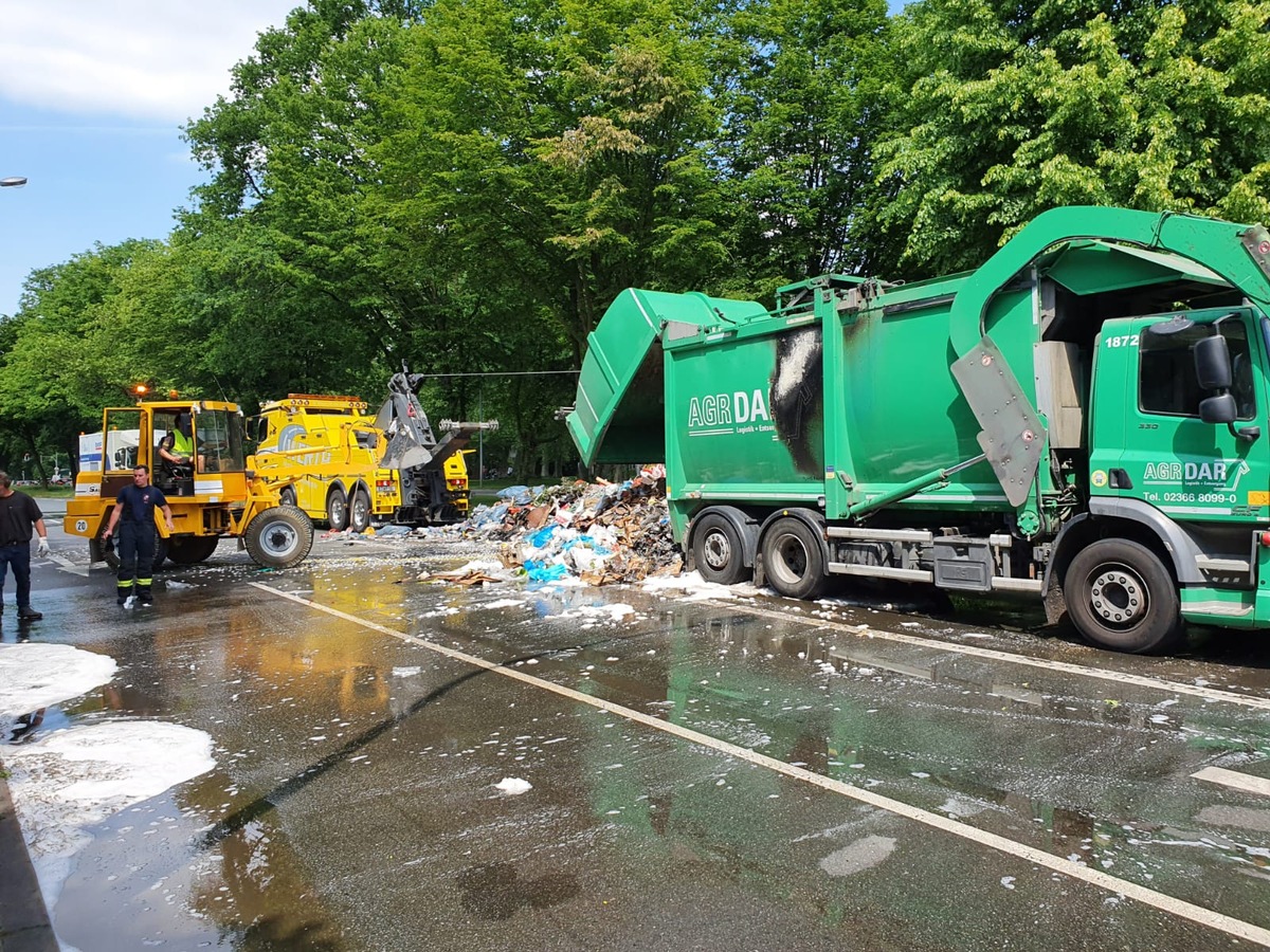 FW-GE: Mehrstündiger Feuerwehreinsatz wegen brennendem Hausmüll auf der Overwegstraße